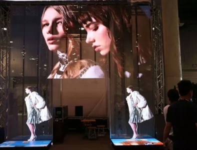 上海智彩科技承制的商場(chǎng)LED透明屏 上海智彩科技承制的商場(chǎng)LED透明屏